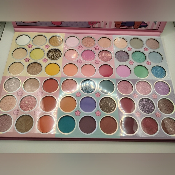 Labubu 54 Color Makeup Palette and 6 Lip Gloss Set With 3 Combs - Picture 6 of 6